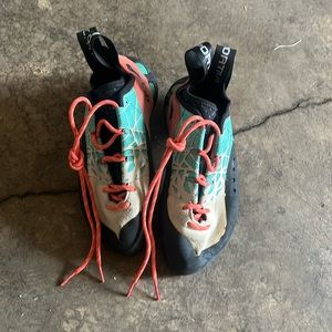 La Sportiva Kataki Woman Climbing Shoe size 36, worn once (too small for me)
